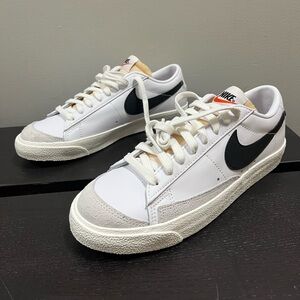 Nike White and Black Sneakers